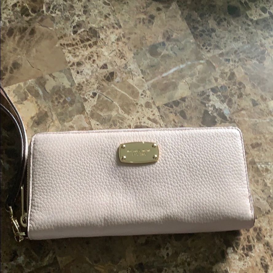 Michael Kors Wallet / Wristlet